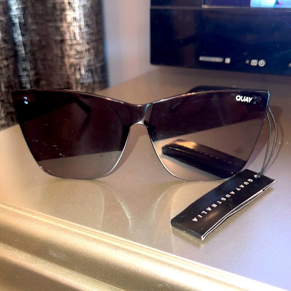 Quay “Come Thru” Black Sunglasses NEVER WORN